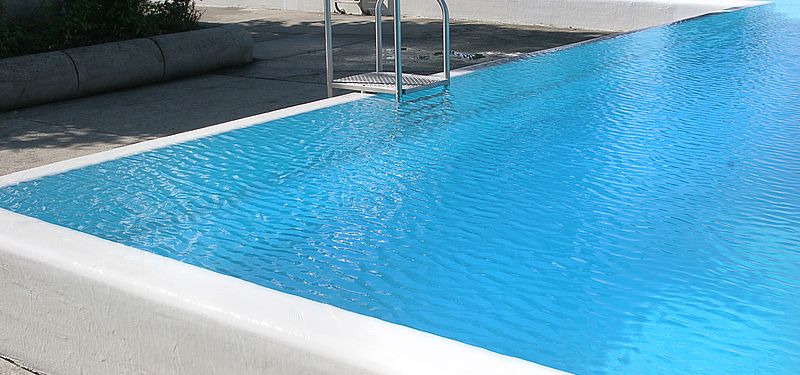 Schwimmer- und Nichtschwimmerbecken