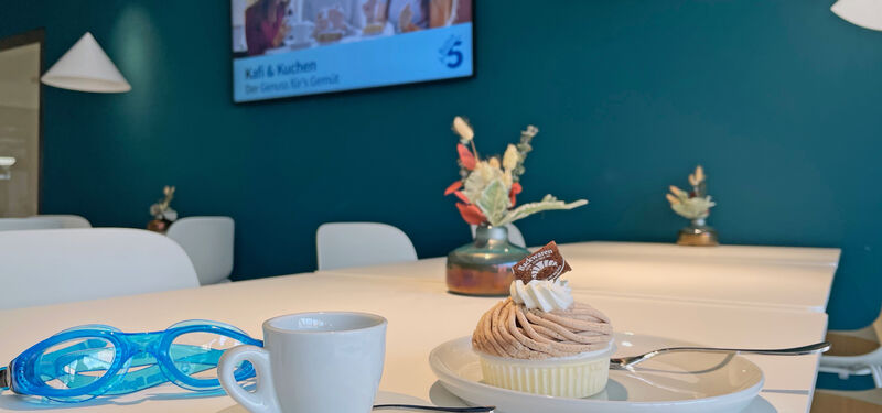 Kaffee und Kuchen im Restaurant Bahn5